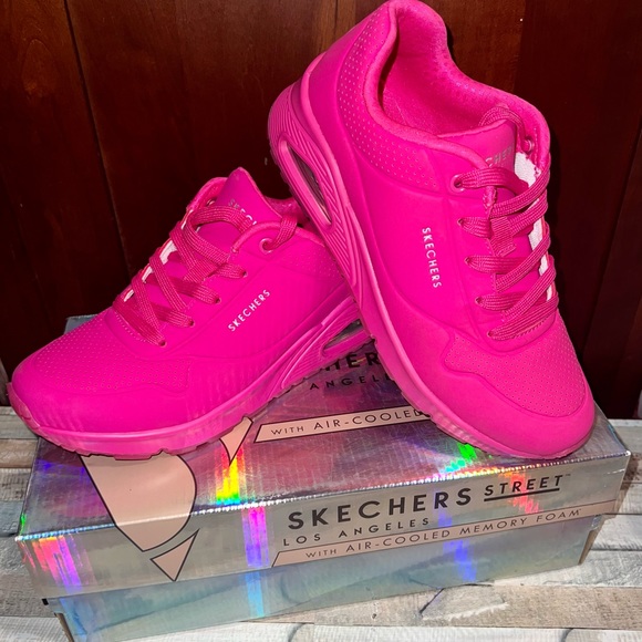 SKECHERS WOMAN SIZE 7 UNO NIGHT SHADES 💗 Color is HOT PINK - Picture 1 of 10